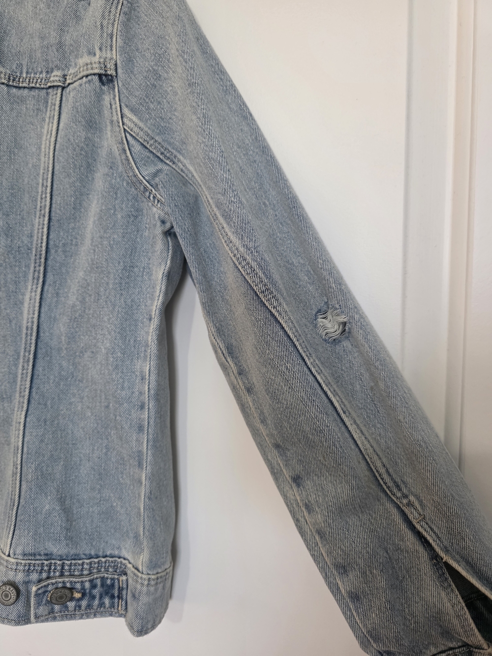 Old Navy, Small - Distressed Denim Jacket, Light Wash - Picture 4 of 6